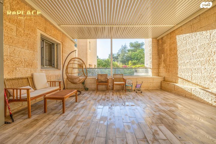 דירה, אברהם פררה, הולילנד, ירושלים