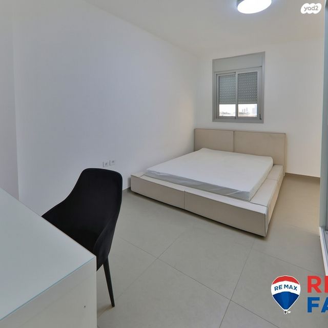 דירה, נעמי שמר, נאות אפק, אפקה, קרית ביאליק