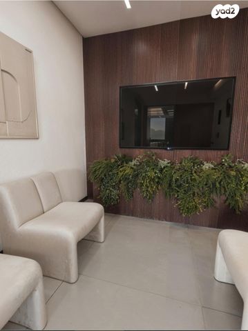 משרדים, כפר אז"ר, רמת גן