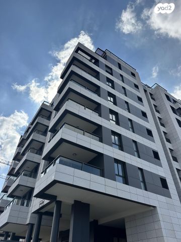 מאה ושישים 16