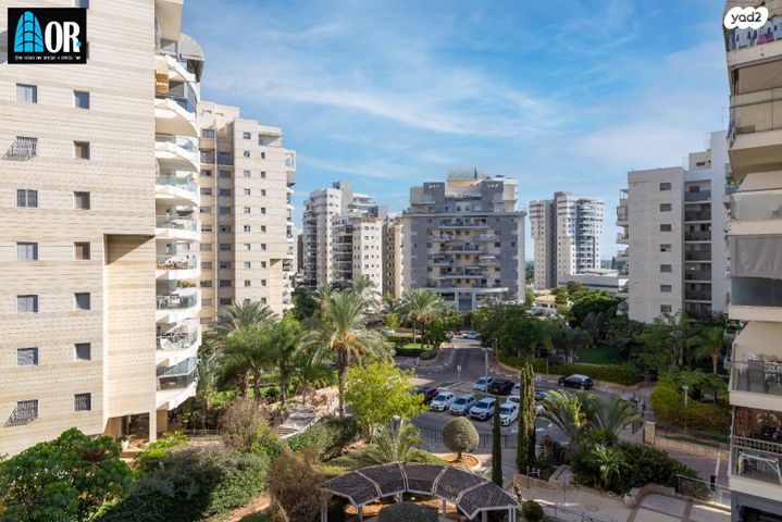 דירה, אפרים קישון, חתני פרס ישראל, באר יעקב