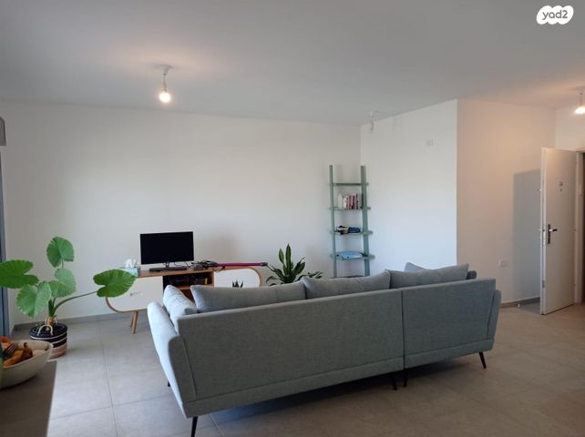 דירה, הפרחים, חריש