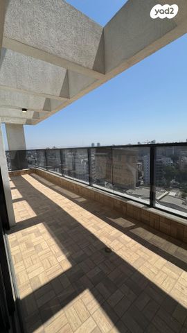 אבשלום גיסין 25