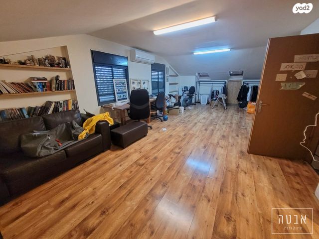 דו משפחתי, צור יגאל, כוכב יאיר / צור יגאל