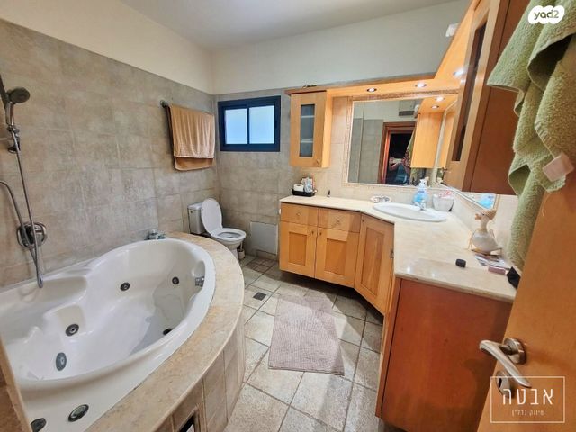 דו משפחתי, צור יגאל, כוכב יאיר / צור יגאל