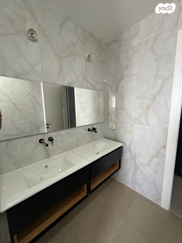 דופלקס, אמנון ליפקין שחק, נוף הטיילת, נתניה