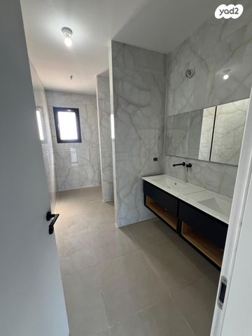 דופלקס, אמנון ליפקין שחק, נוף הטיילת, נתניה