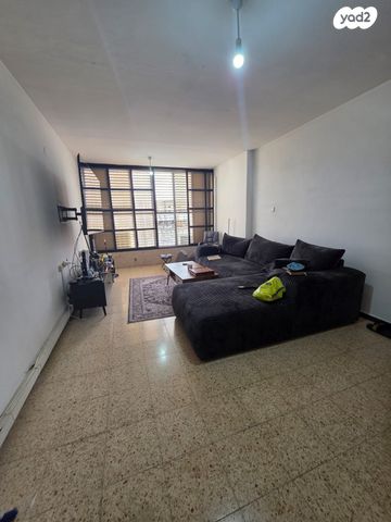 צבי הירשפלד 30