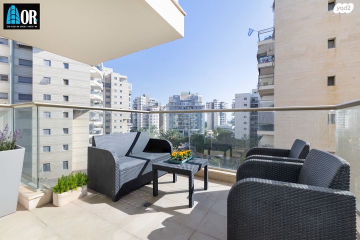 דירה, אפרים קישון, חתני פרס ישראל, באר יעקב