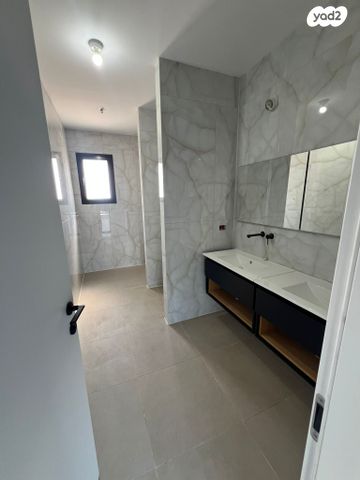 דופלקס, אמנון ליפקין שחק, נוף הטיילת, נתניה