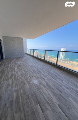 דירה, אמנון ליפקין שחק, נוף הטיילת, נתניה