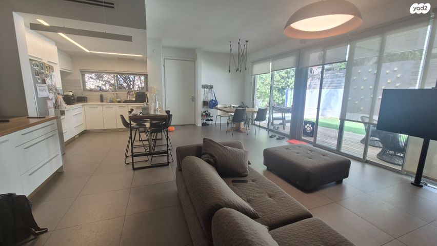 דו משפחתי, אורנית, אורנית