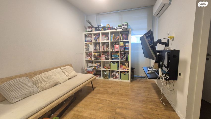 דו משפחתי, אורנית, אורנית