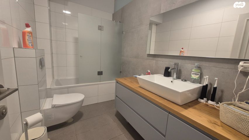 דו משפחתי, אורנית, אורנית