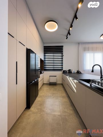 גג/ פנטהאוז, שדרות קדש 12, ברנע, אשקלון