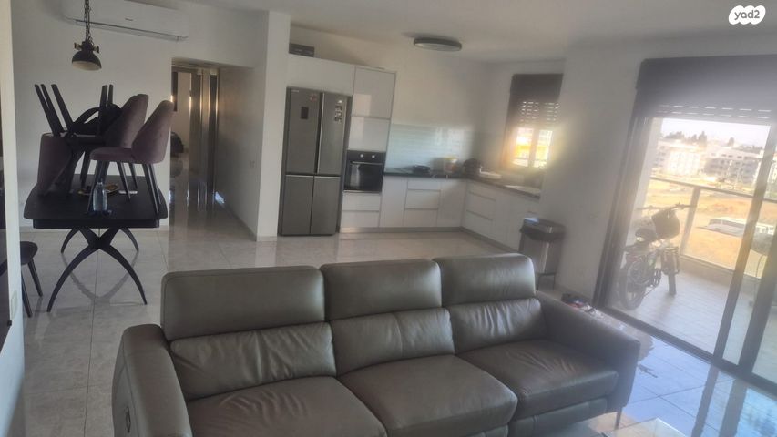 דירה, הצנחנים, אריק שרון, נהריה