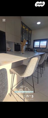 דו משפחתי, אדמית / יערית, שלומי