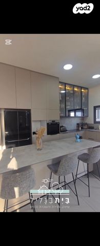 דו משפחתי, אדמית / יערית, שלומי