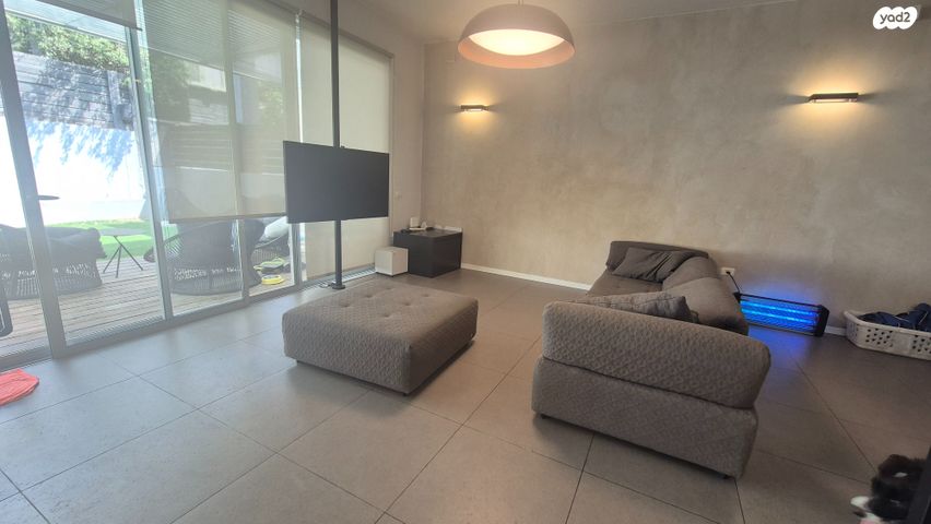 דו משפחתי, אורנית, אורנית