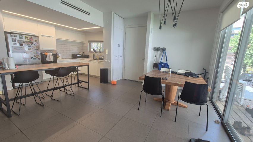 דו משפחתי, אורנית, אורנית