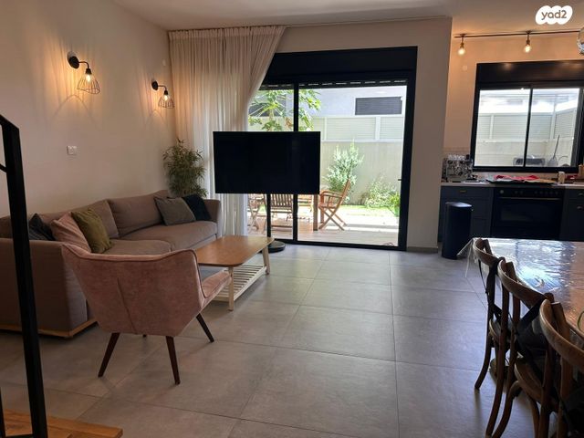 דירת גן, תל מונד