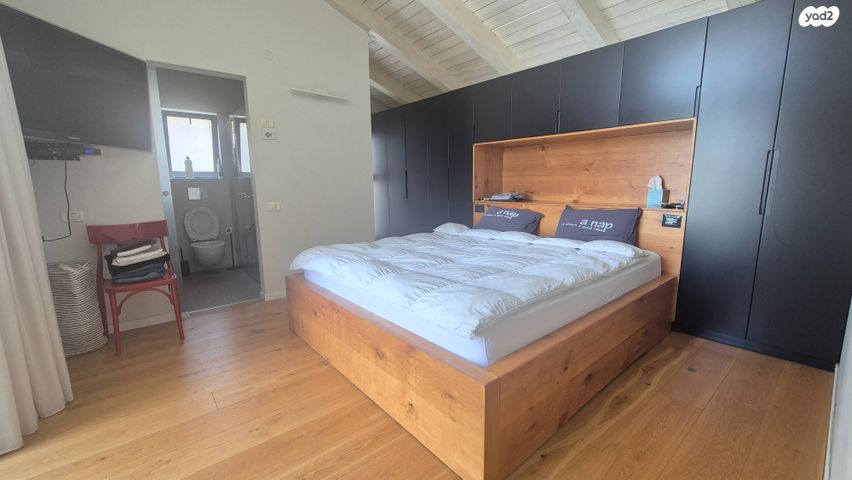 דו משפחתי, אורנית, אורנית