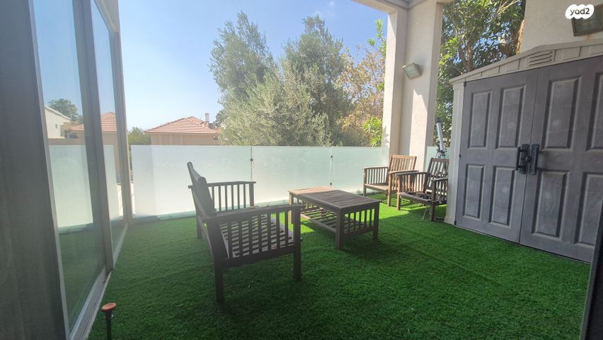 דו משפחתי, אורנית, אורנית