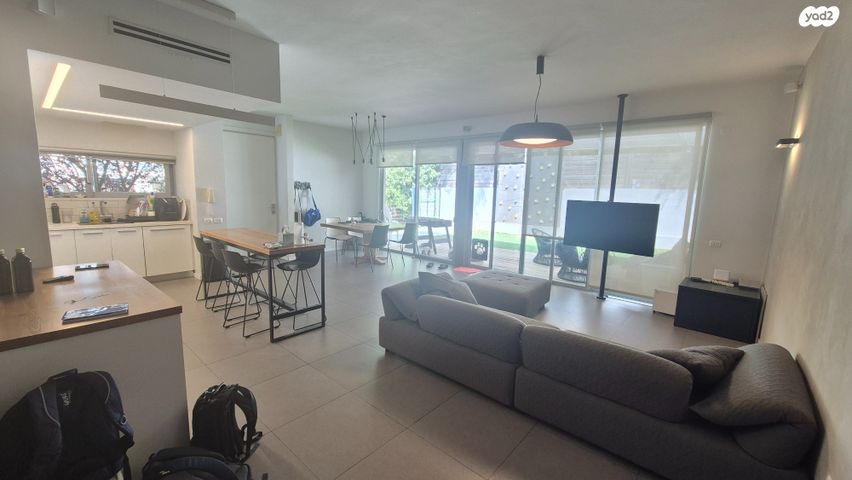 דו משפחתי, אורנית, אורנית