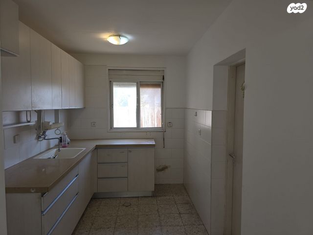 דירת גן, הנגב 43, רובע ד', אריאל