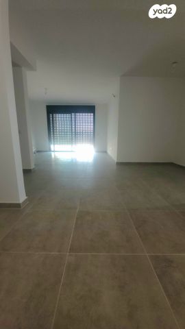 דירה, חיים הרצוג, פסגות אפק, ראש העין