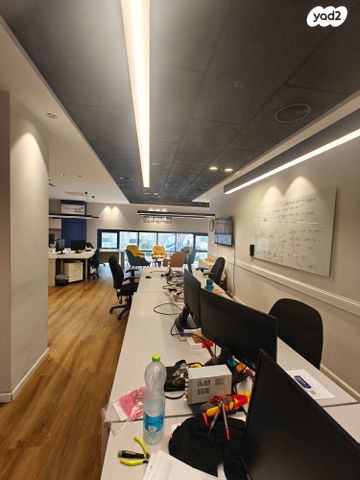 חלל עבודה משותף, אזור תעשיה, יבנה