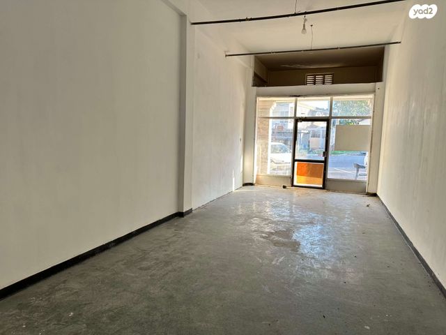 חנויות/ שטח מסחרי, כיכר בן גוריון, טבעון הוותיקה, קרית טבעון