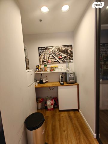 חלל עבודה משותף, אזור תעשיה, יבנה