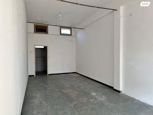 חנויות/ שטח מסחרי, כיכר בן גוריון, טבעון הוותיקה, קרית טבעון