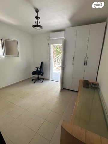 אורי בר און 15