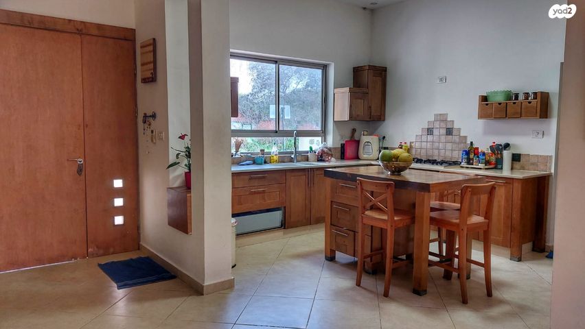 בית פרטי/ קוטג', אומץ, אומץ