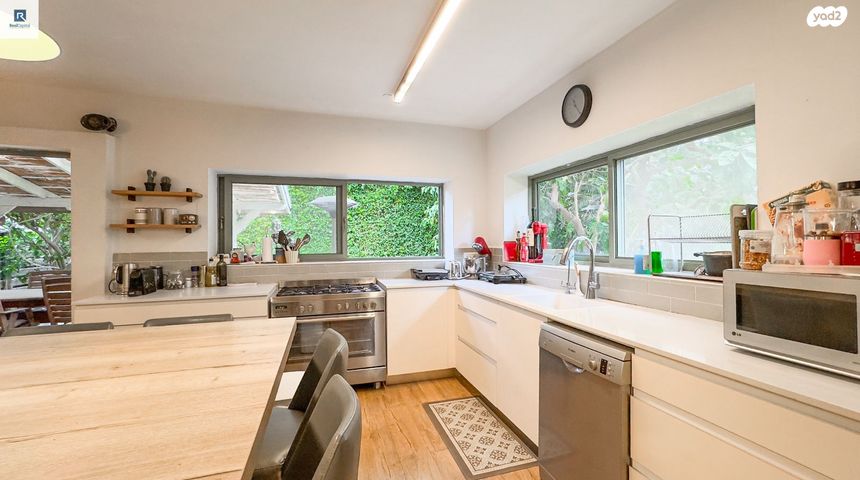 דו משפחתי, כוכב יאיר / צור יגאל