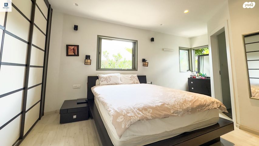 דו משפחתי, כוכב יאיר / צור יגאל