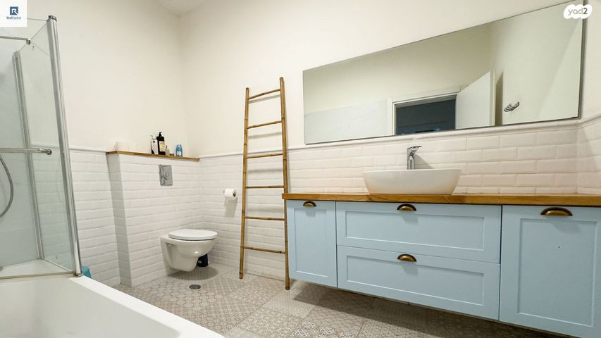 דו משפחתי, כוכב יאיר / צור יגאל