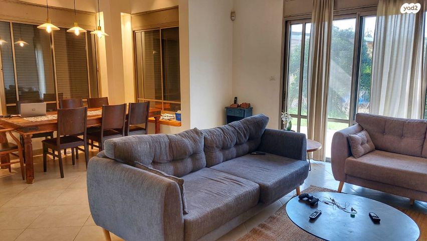 בית פרטי/ קוטג', אומץ, אומץ