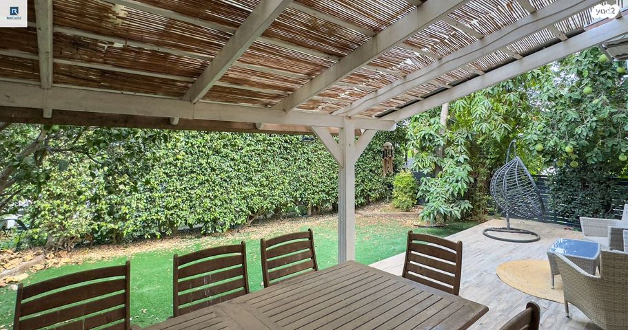 דו משפחתי, כוכב יאיר / צור יגאל