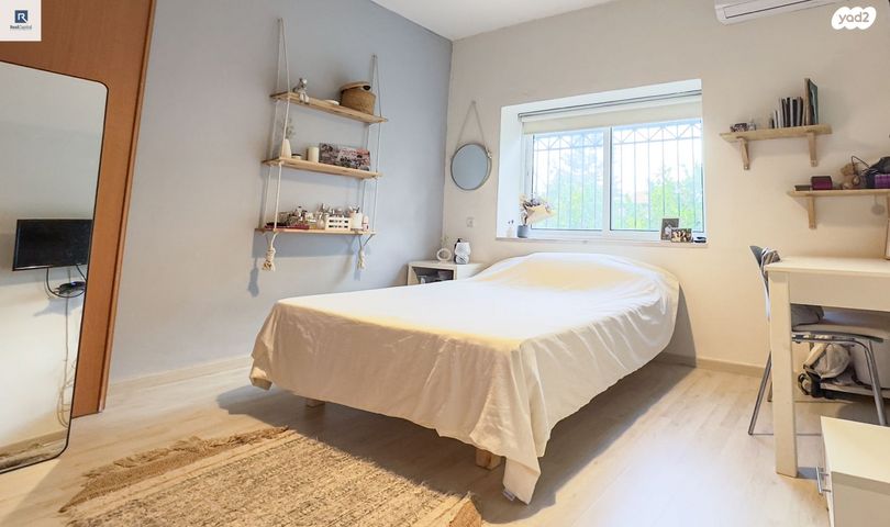 דו משפחתי, כוכב יאיר / צור יגאל