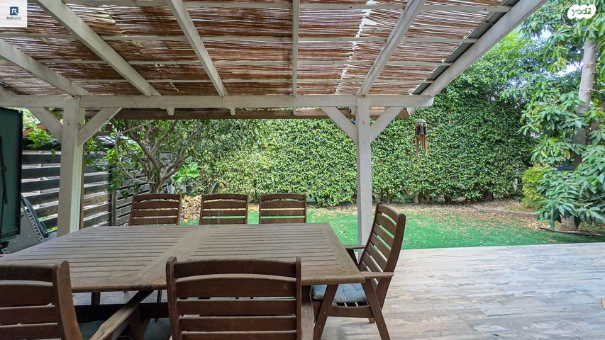 דו משפחתי, כוכב יאיר / צור יגאל