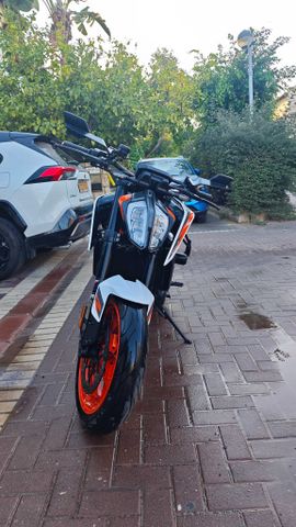 KTM Naked Duke 890R