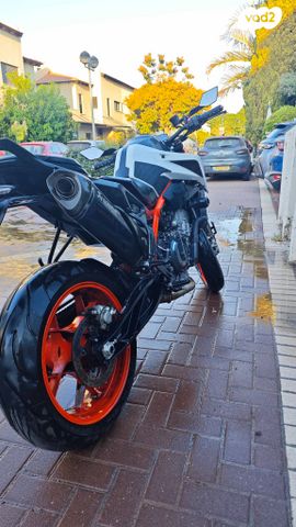 KTM Naked Duke 890R