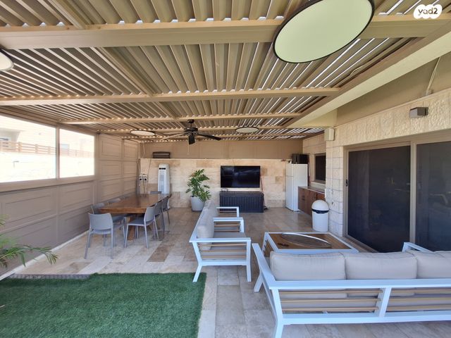 דו משפחתי, נחל פארן, צור יצחק, צור יצחק