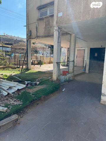 דו משפחתי, חיים נחמן ביאליק, בית וקאנטרי, גיורא יוספטל, גבעת שמואל