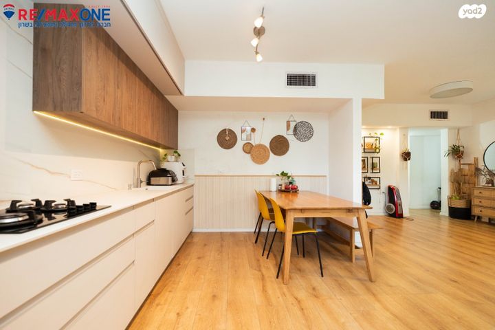 דירה, מאיר אריאל 3, הזמר העברי, כפר סבא