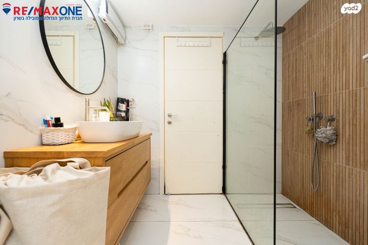 דירה, מאיר אריאל 3, הזמר העברי, כפר סבא