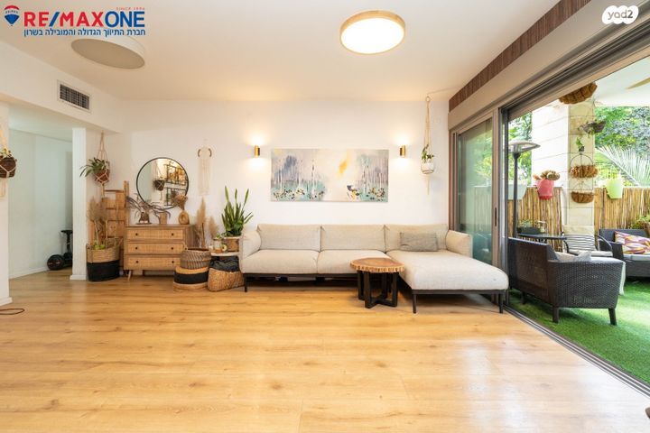 דירה, מאיר אריאל 3, הזמר העברי, כפר סבא